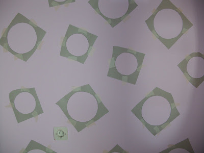 Στερεώνουμε τους κύκλους από χαρτόνι στον τοίχο με χαρτοταινία