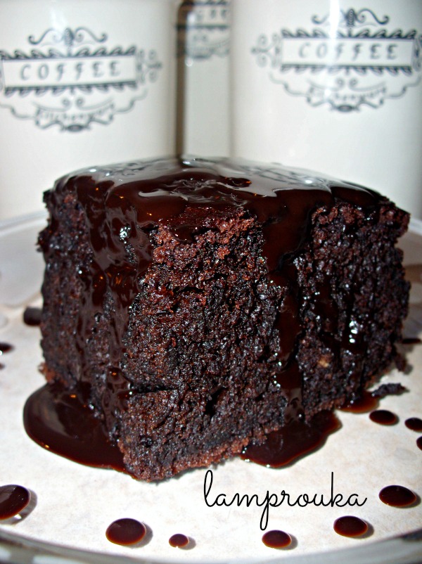 Σούπερ σοκολατένιο κέικ με σιρόπι σοκολάτας