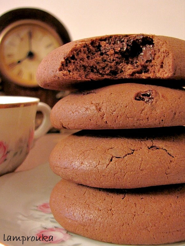 Σούπερ σοκολατένια μπισκότα με σταγόνες σοκολάτας.