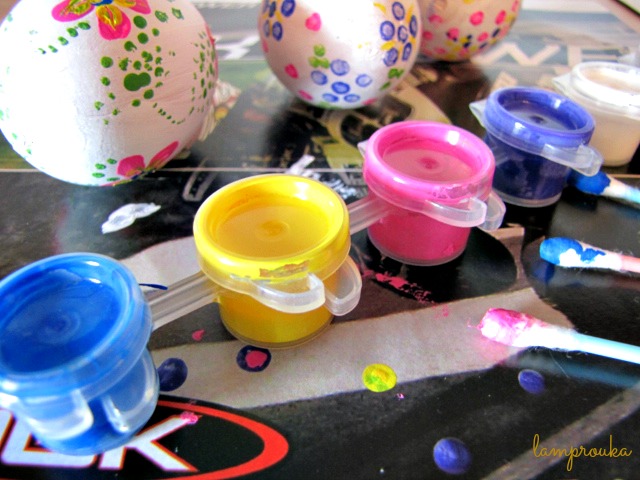 ζωγραφίζουμε διακοσμητικά αυγά για το Πάσχα.