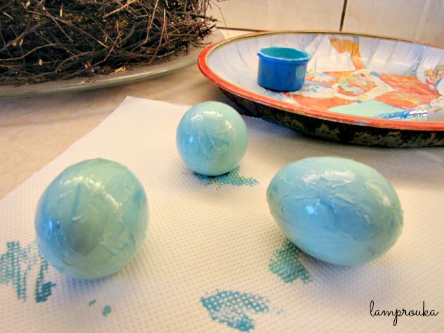 Βάφουμε διακοσμητικά αυγά για το Πάσχα