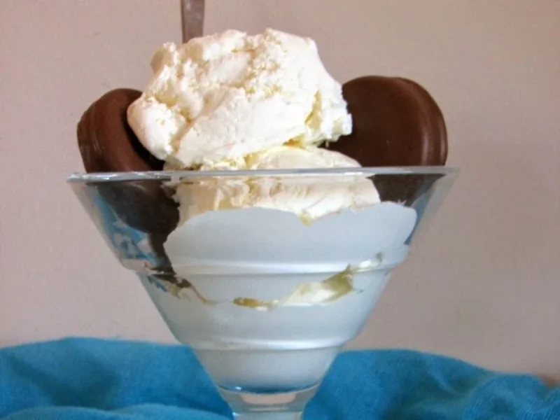 Η πιο εύκολη συνταγή για παγωτό με δύο υλικά