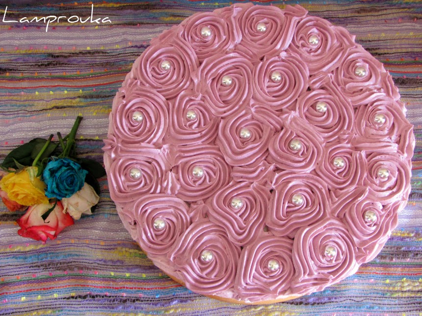 Διακόσμηση τούρτας γενεθλίων με τριαντάφυλλα από βουτυρόκρεμα.