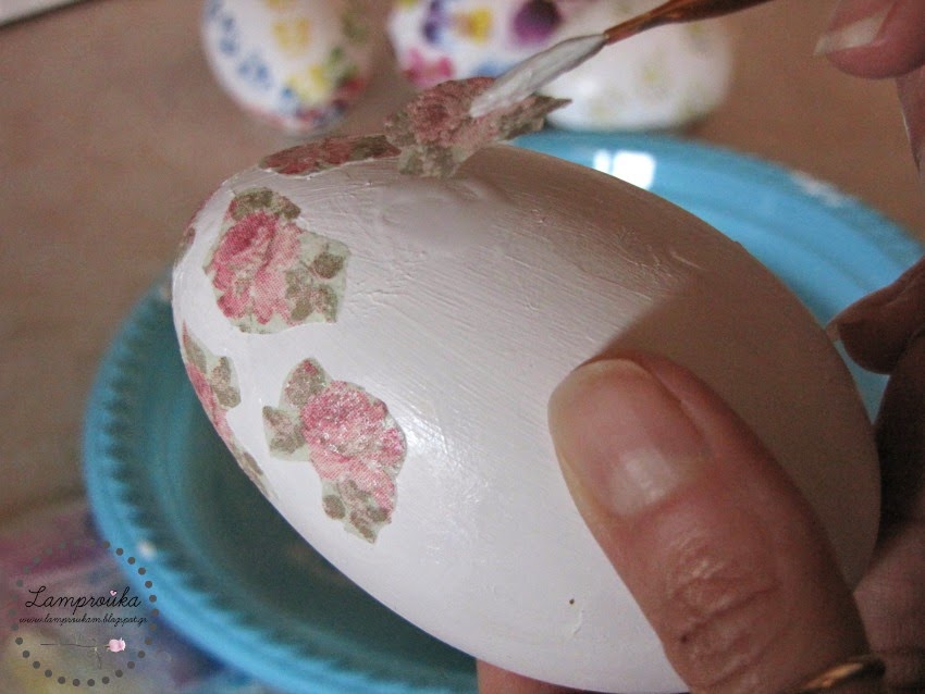 Κολλάμε προσεκτικά την χαρτοπετσέτα στο αυγό