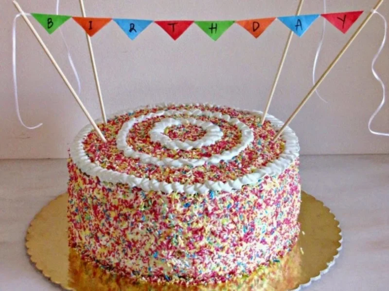 Πολύχρωμη τούρτα γενεθλίων
