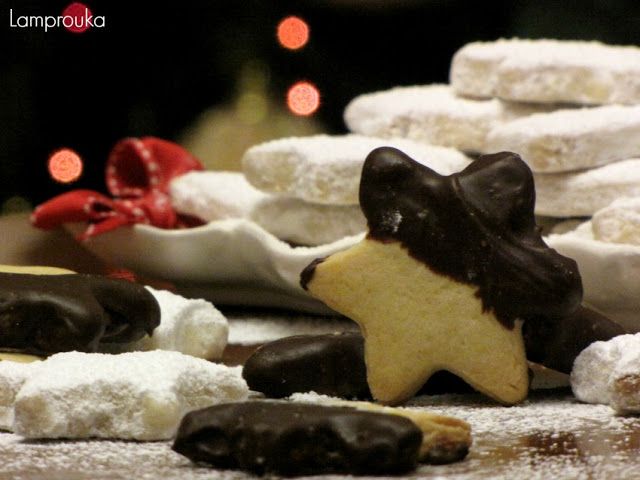 Χριστουγεννιάτικα μπισκότα και κουραμπιέδες με την ίδια ζύμη