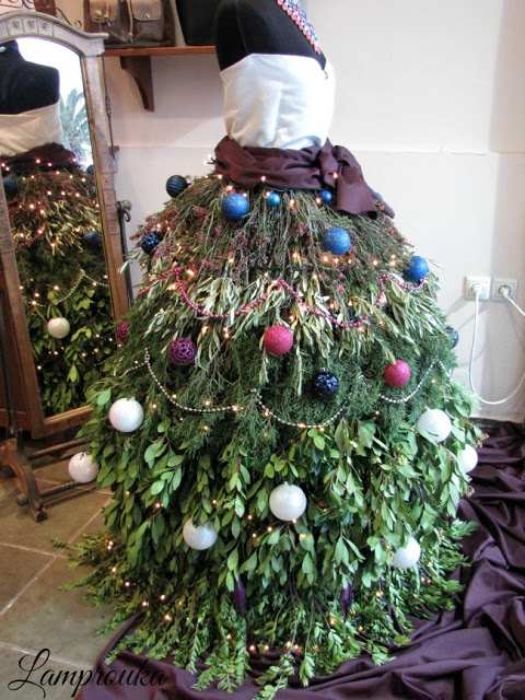 Χριστουγεννιάτικο δέντρο φόρεμα για διακόσμηση βιτρίνας.