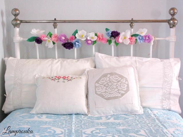 Διακόσμηση κρεβατιού με χάρτινα λουλούδια