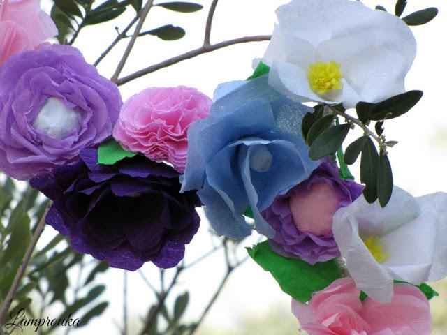 Γιρλάντα από χάρτινα λουλούδια σε διάφορα χρώματα