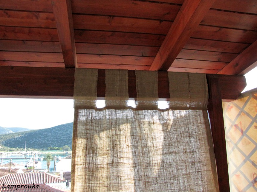 Εύκολες κουρτίνες για το μπαλκόνι ή την βεράντα σου από λινάτσα.