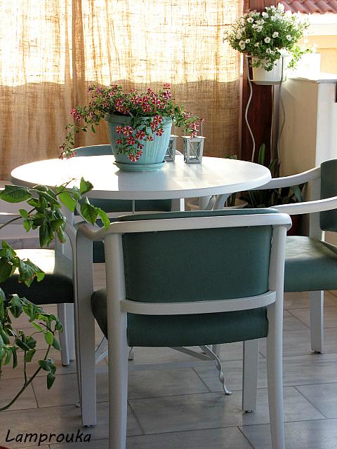 Οδηγίες για να βάψεις τραπέζι και πολυθρόνες ή καρέκλες με ριπολίνη νερού.