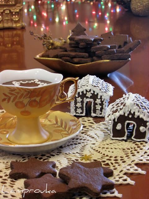 Χριστουγεννιάτικα μπισκότα και ρόφημα ζεστής σοκολάτας