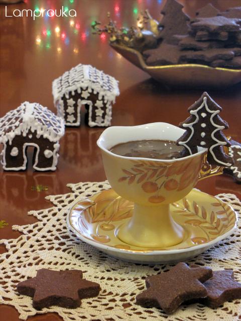 Χριστουγεννιάτικα μπισκότα σοκολάτας και σοκολατένιο ρόφημα.
