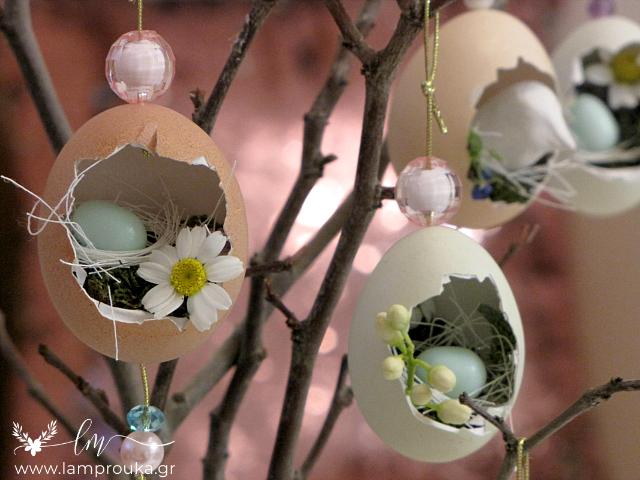 διακοσμητικά αυγά για το Πάσχα πάνω σε κλαδιά