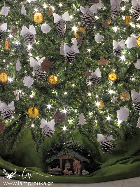 Διακόσμηση χριστουγεννιάτικου δέντρου με χειροποίητα στολίδια.