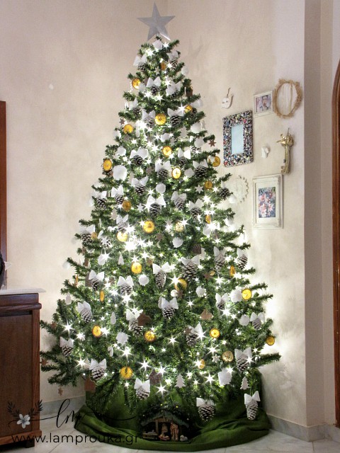 Διακόσμηση χριστουγεννιάτικου δέντρου με χειροποίητα στολίδια.