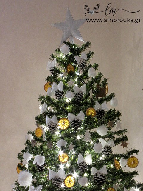 Διακόσμηση χριστουγεννιάτικου δέντρου.