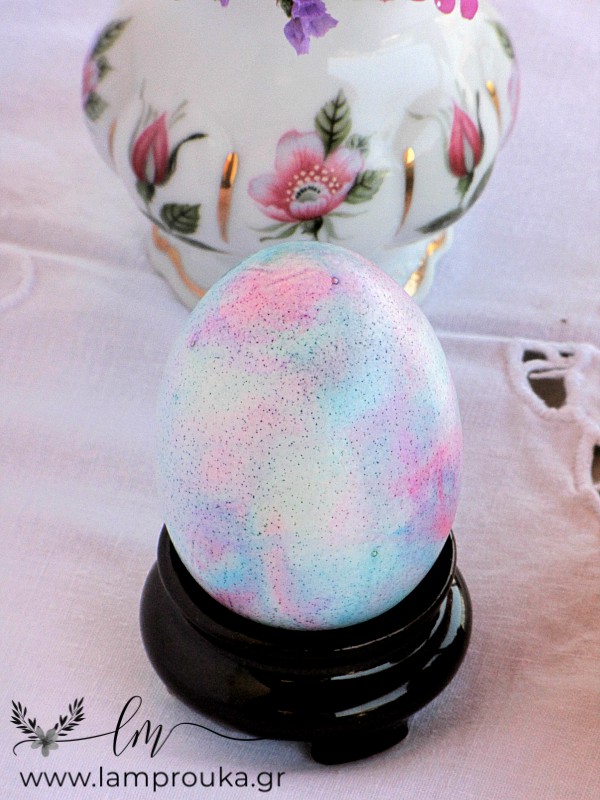 Αυγά βαμμένα με χρώματα ζαχαροπλαστικής σε παστέλ αποχρώσεις.