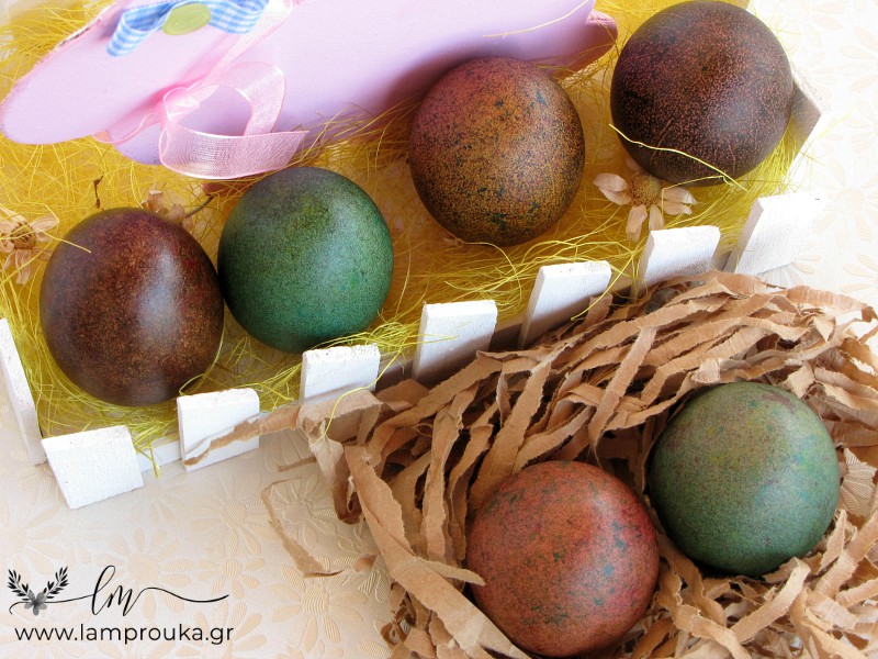 Αυγά βαμμένα με χρώματα ζαχαροπλαστικής και ρύζι.