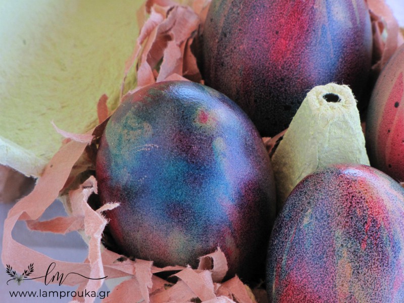 Πασχαλινά αυγά πολύχρωμα με χρώματα ζαχαροπλαστικής.