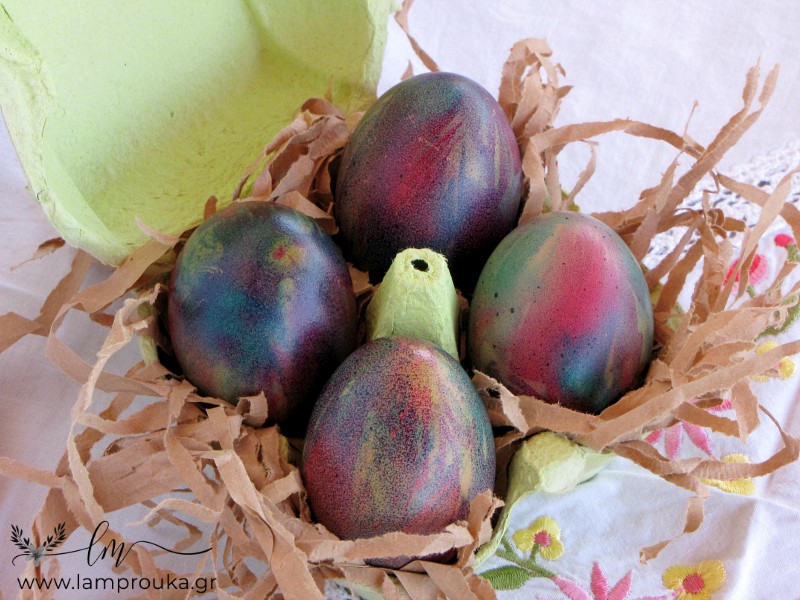 Πολύχρωμα πασχαλινά αυγά με χρώματα ζαχαροπλαστικής.