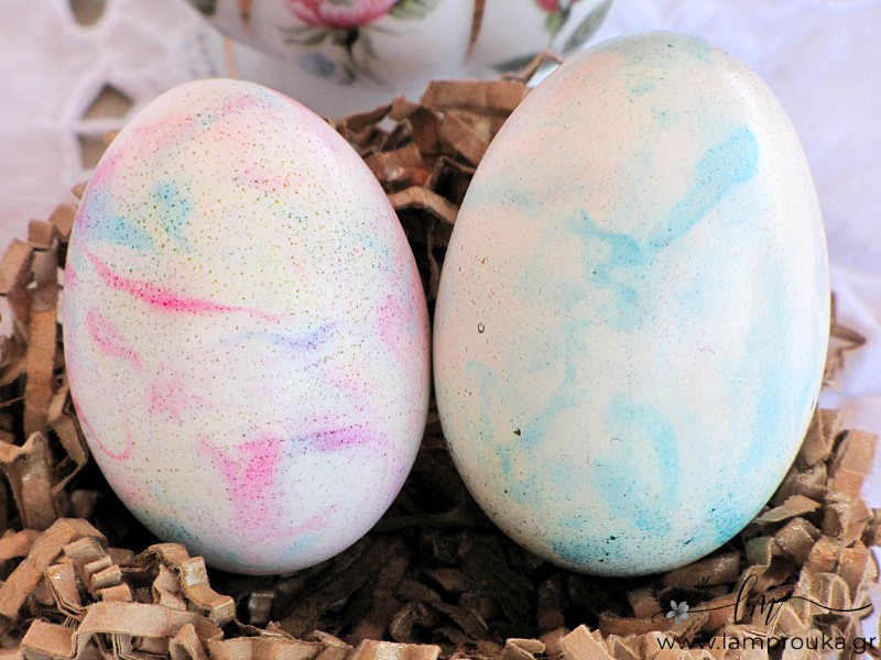 Βάψιμο αυγών με χρώματα ζαχαροπλαστικής σε παστέλ αποχρώσεις.