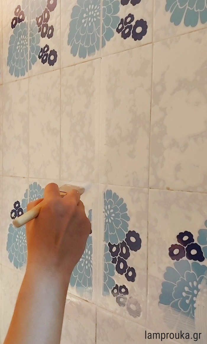 Πως να βάψεις με επιτυχία τα πλακάκια του μπάνιου ή της κουζίνας σου